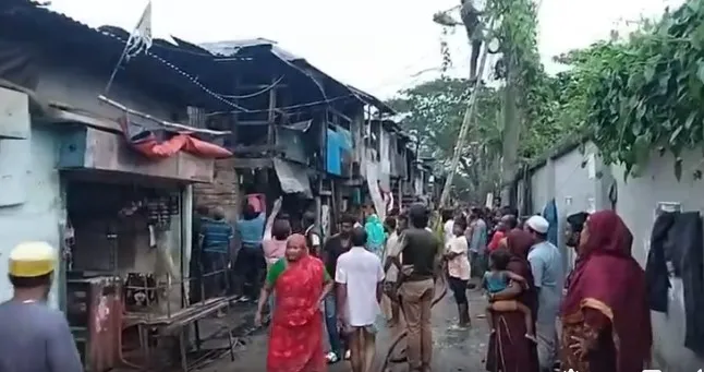 বরিশালে ভাটার খাল বস্তিতে আগুন, নিয়ন্ত্রণে ৪ ইউনিট